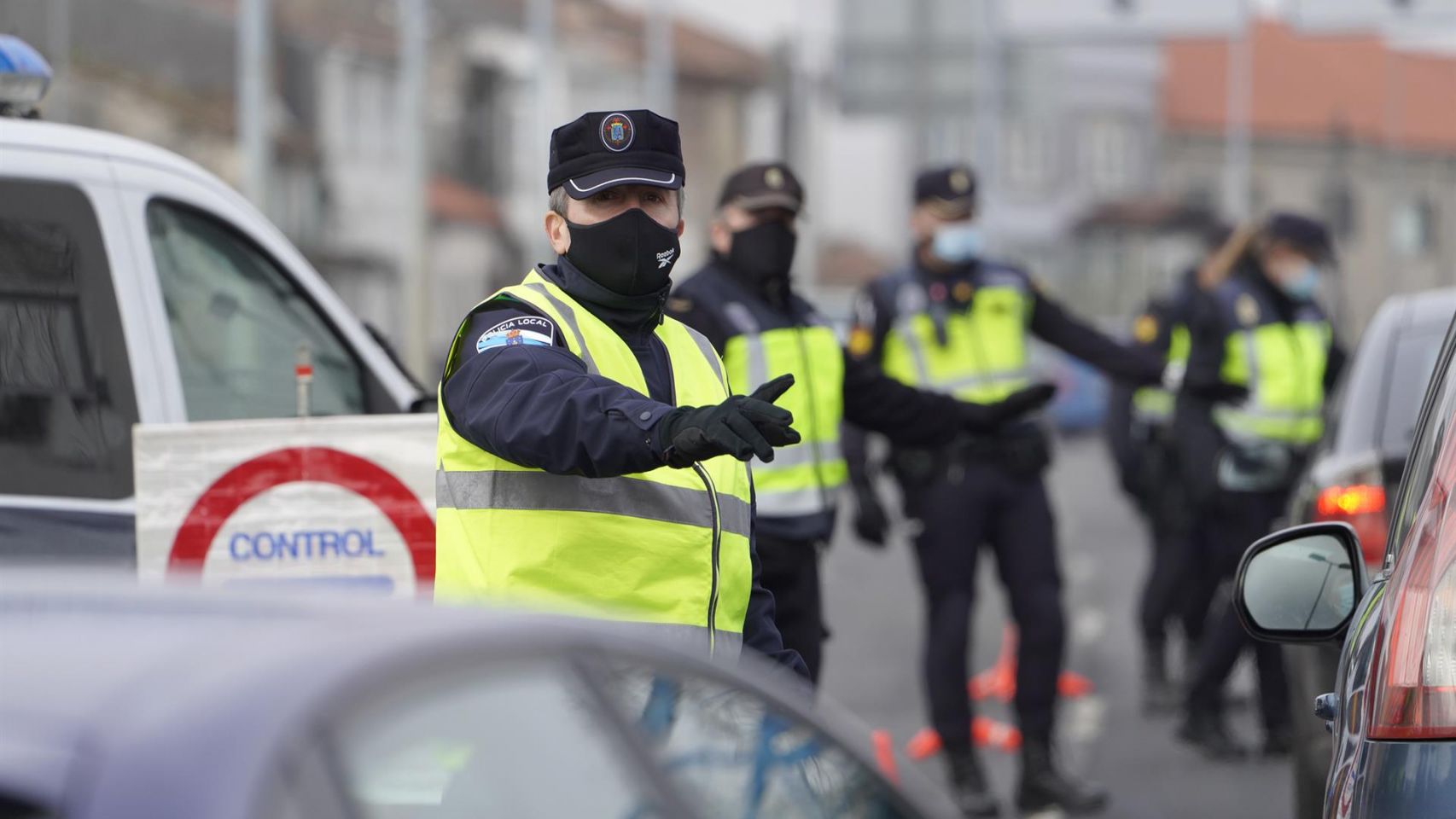 Varios agentes de la Policía Local realizando un control de movilidad en la salida de Santiago de Compostela.