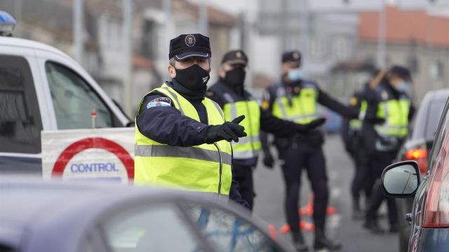 Varios de los agentes de la Policía Local realizando un control de movilidad en la salida de Santiago de Compostela.