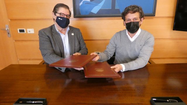 El rector de la Universidade da Coruña, Julio Abalde
Alonso, y el presidente de la Asociación Slowlight, José Enrique Alcázar Sánchez-Vizcaíno.