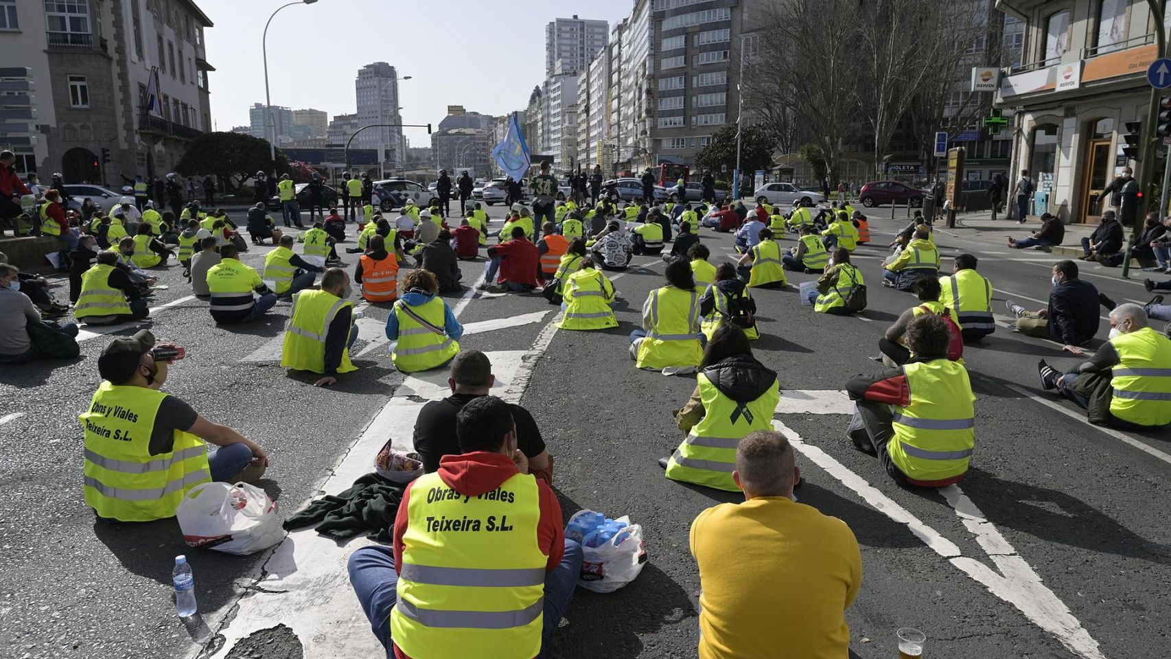 Trabajadores de ENCE Pontevedra y transportistas de madera protagonizan una sentada ante la Delegación del Gobierno en Galicia