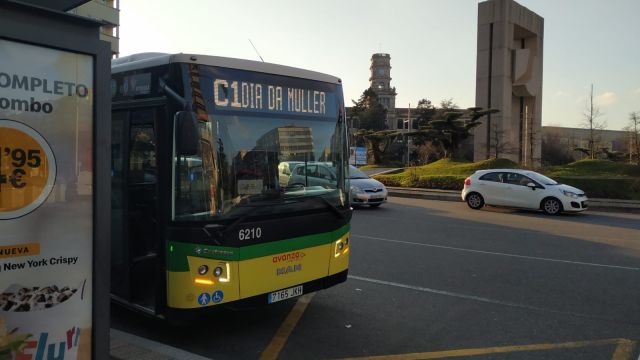 Autobús de Vitrasa con el cartel conmemorativo por el Día de la Mujer