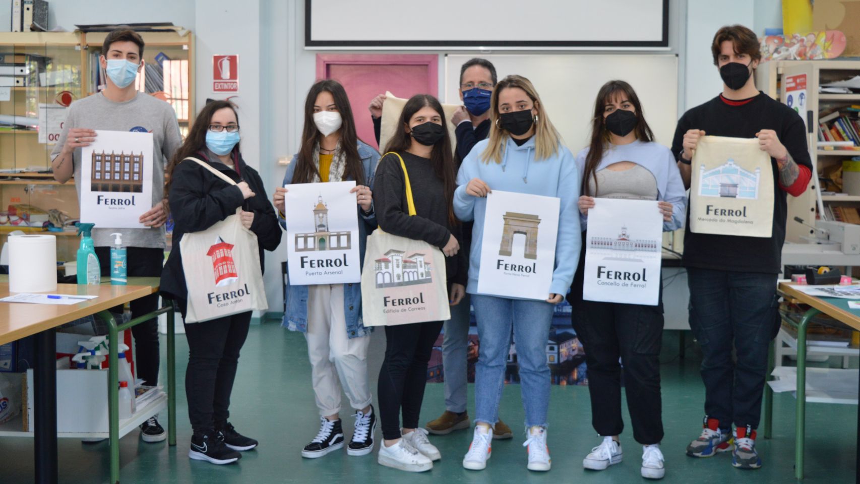 Los estudiantes del IES Leixa con las bolsas de tela diseñadas y fabricadas por ellos.