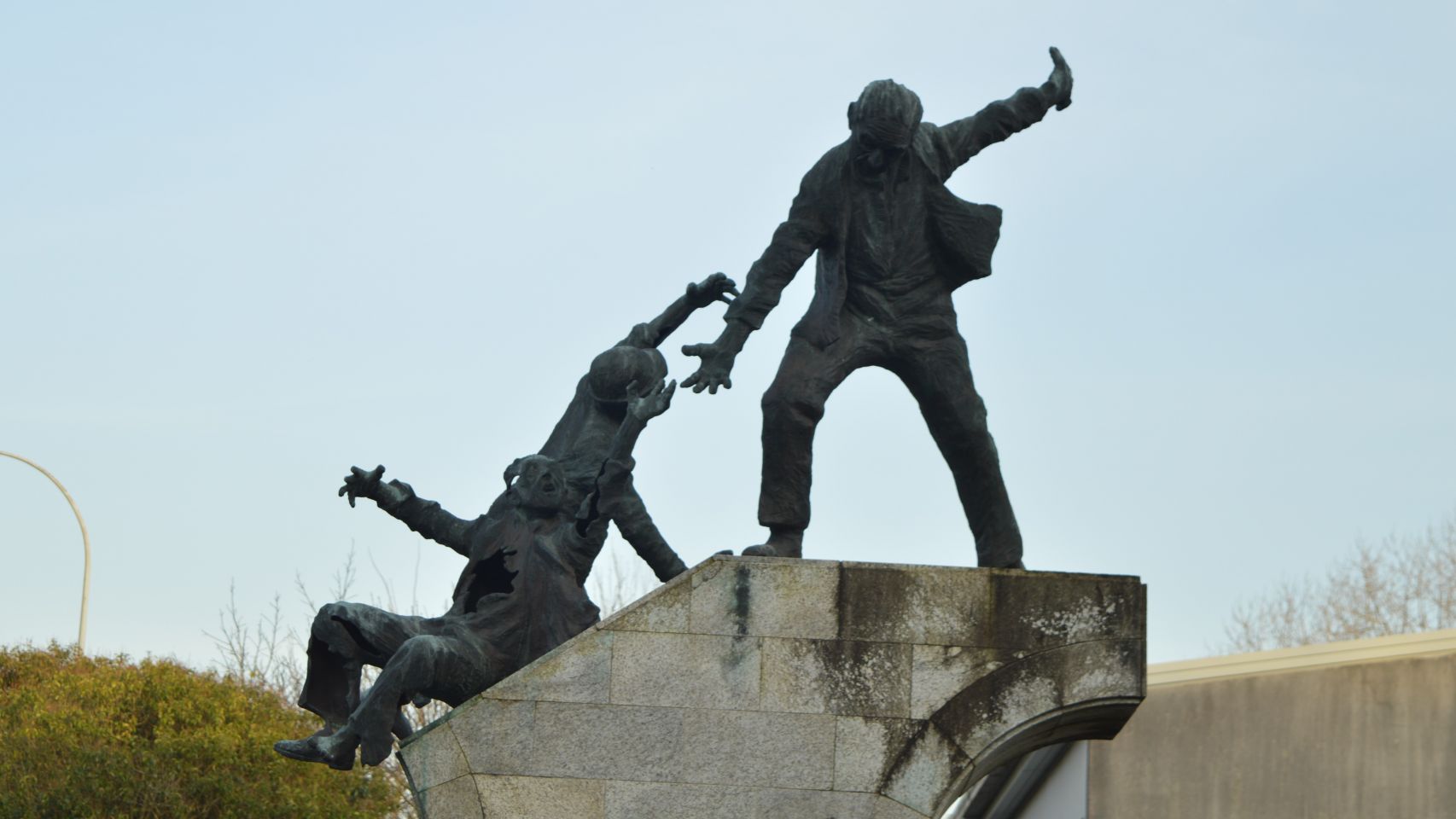 Estatua en memoria de Amador y Daniel, los dos trabajadores del astilleros asesinados por la policía durante las protestas del 10 de marzo de 1972 en Ferrol.