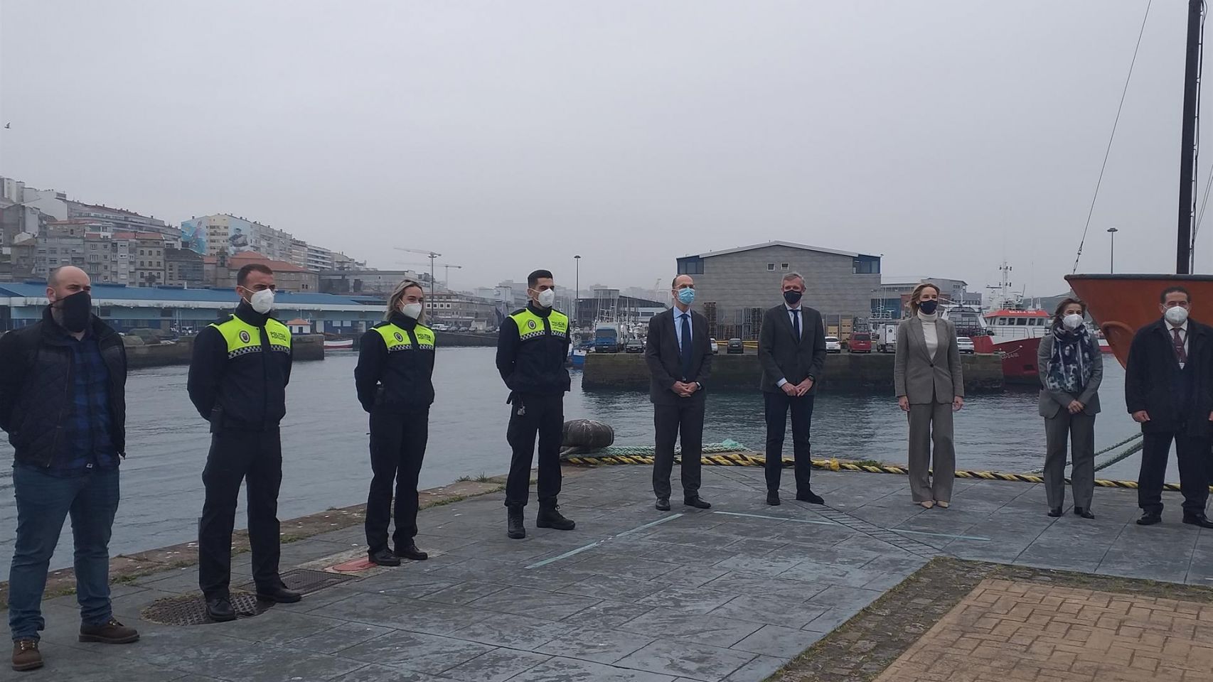 El presidente del Puerto de Vigo, Jesús Vázquez Almuíña, con el vicepresidente de la Xunta, Alfonso Rueda, y agentes de Policía Portuaria