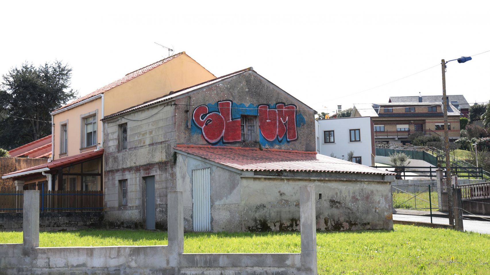 Una de las pintadas que apareció sobre la fachada de una vivienda en Culleredo (A Coruña).