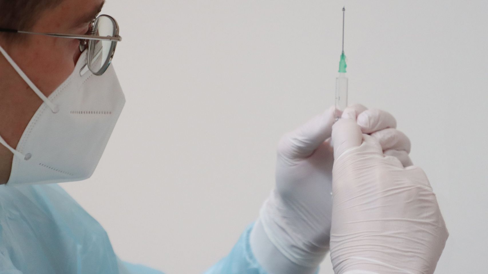 Una sanitaria prepara una dosis de la vacuna contra el coronavirus en una foto de archivo.
