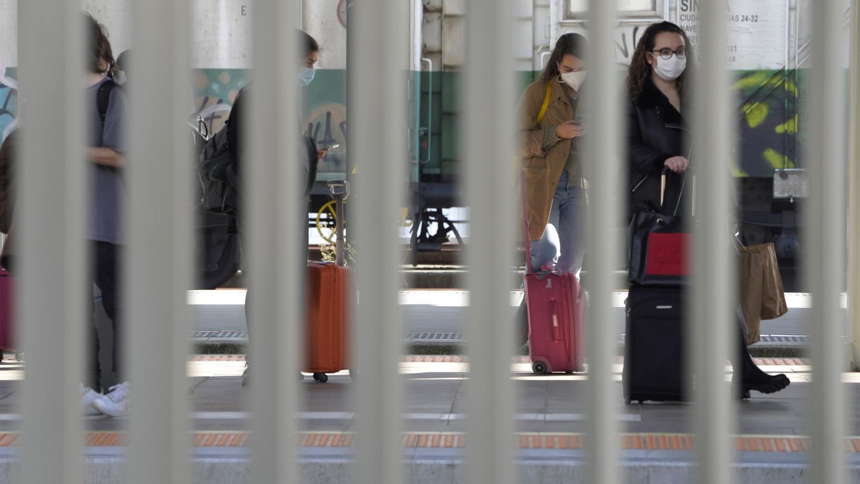 Personas con maletas en la estación de tren de Santiago de Compostela.