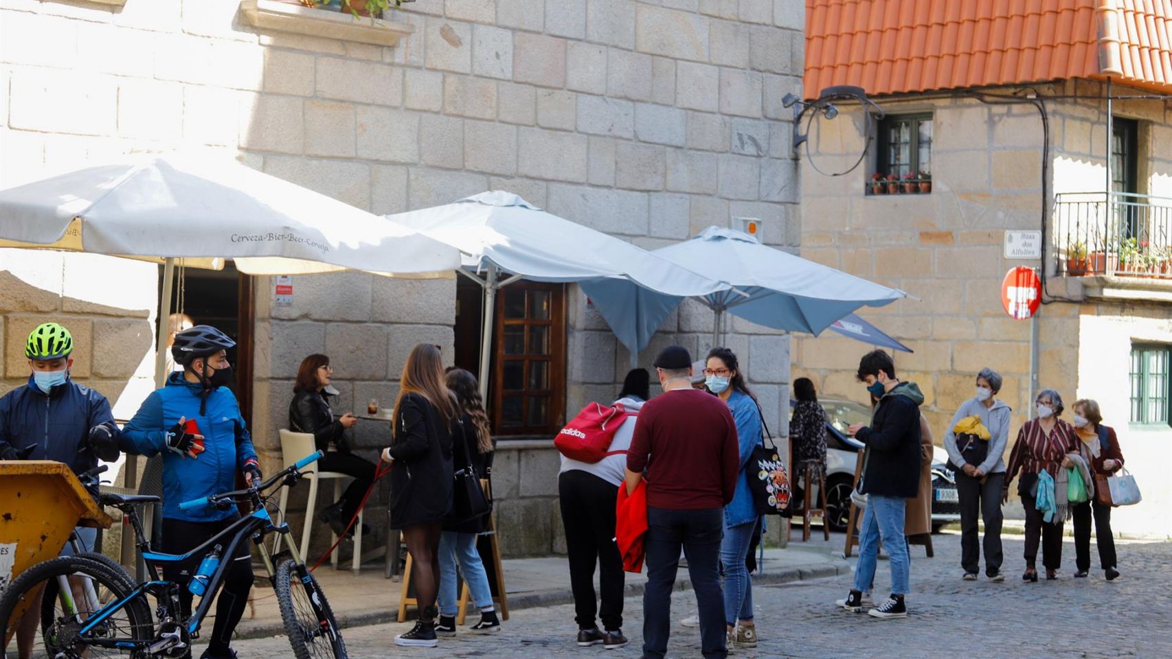Varias personas en la terraza de un bar en el barrio de Bouzas, en Vigo.