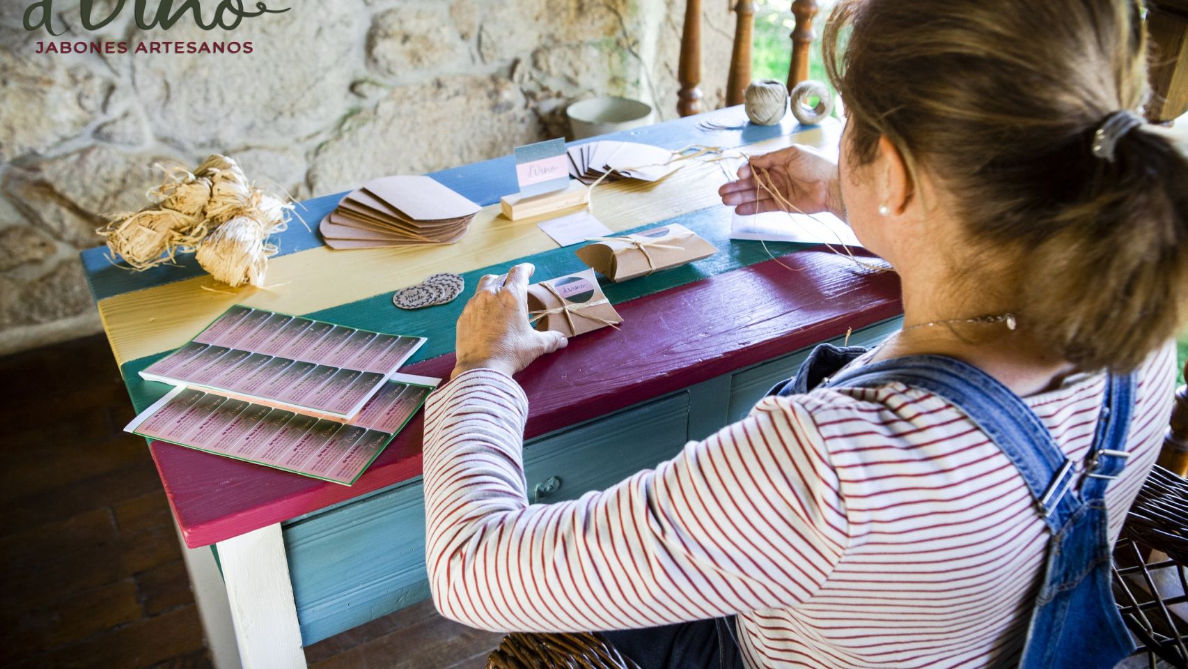 Mily Osorio prepara varios pedidos de sus jabones artesanales D'Vino.