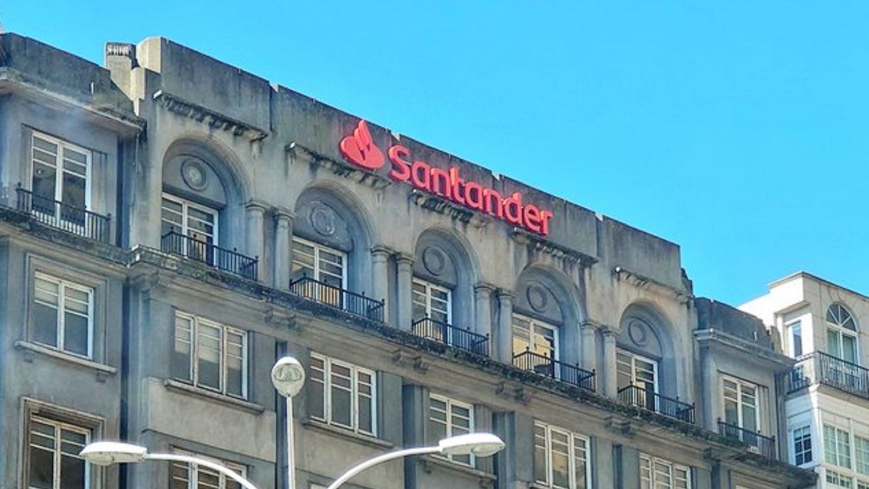 El cartel del Banco Santander en Cuatro Caminos (A Coruña).