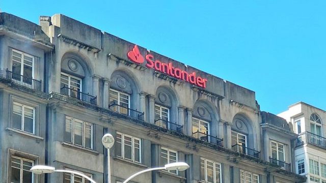 El cartel del Banco Santander en Cuatro Caminos (A Coruña).