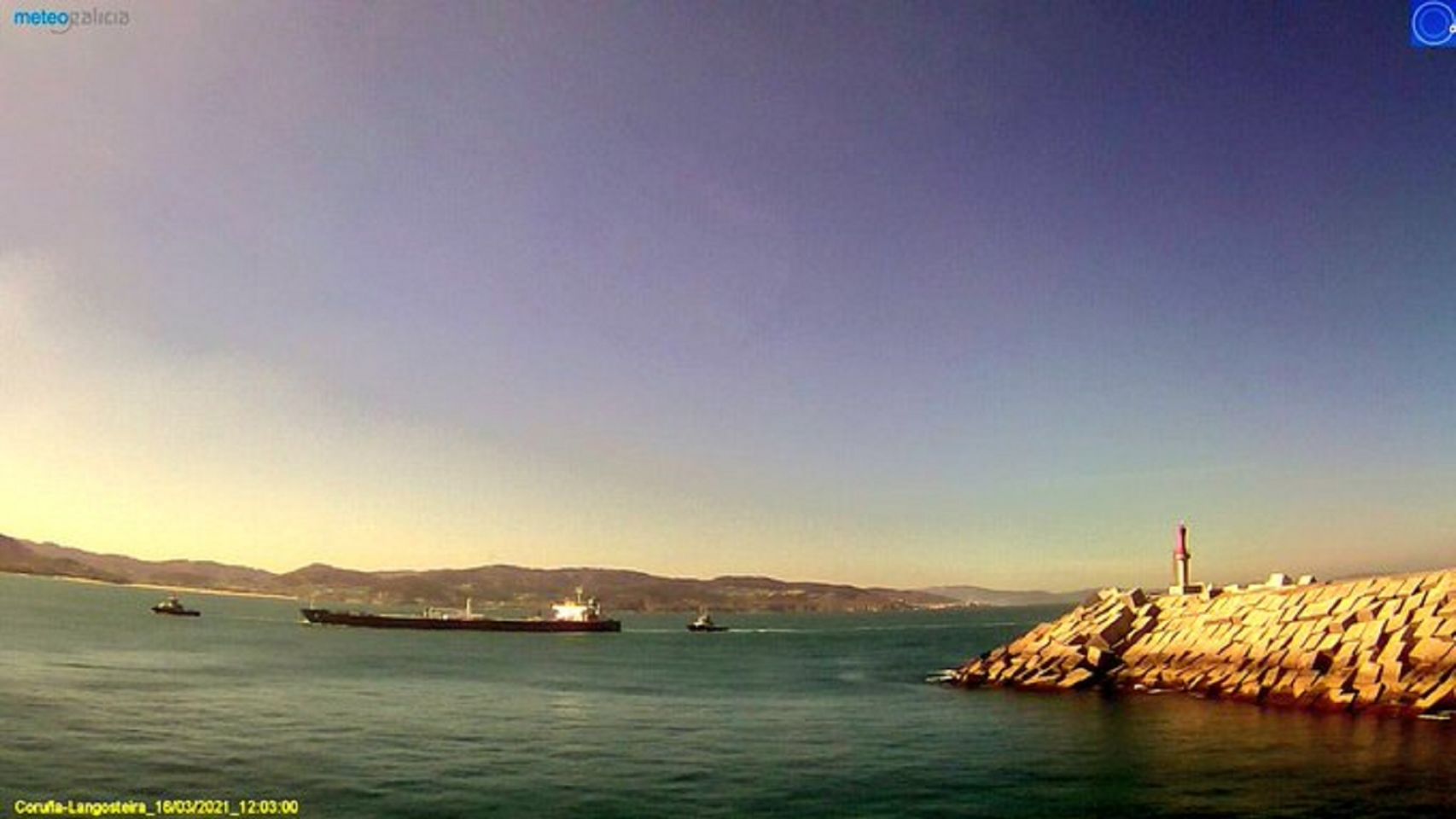 El 'Blue Sky' atraca en el puerto de Punta Langosteira de A Coruña.