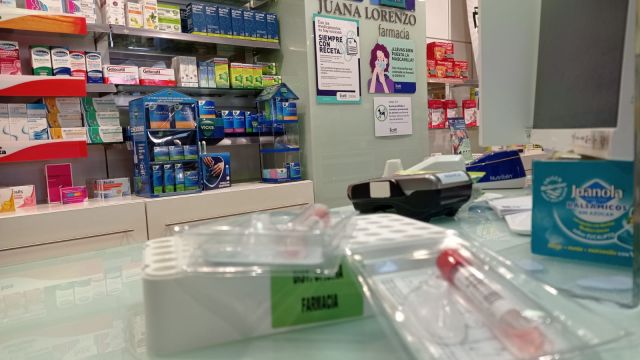Kit de saliva en una farmacia de Arteixo
