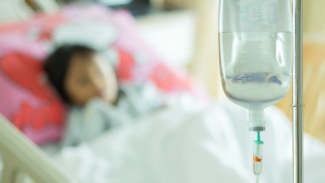 Un menor ingresado en un centro hospitalario en una foto de archivo.