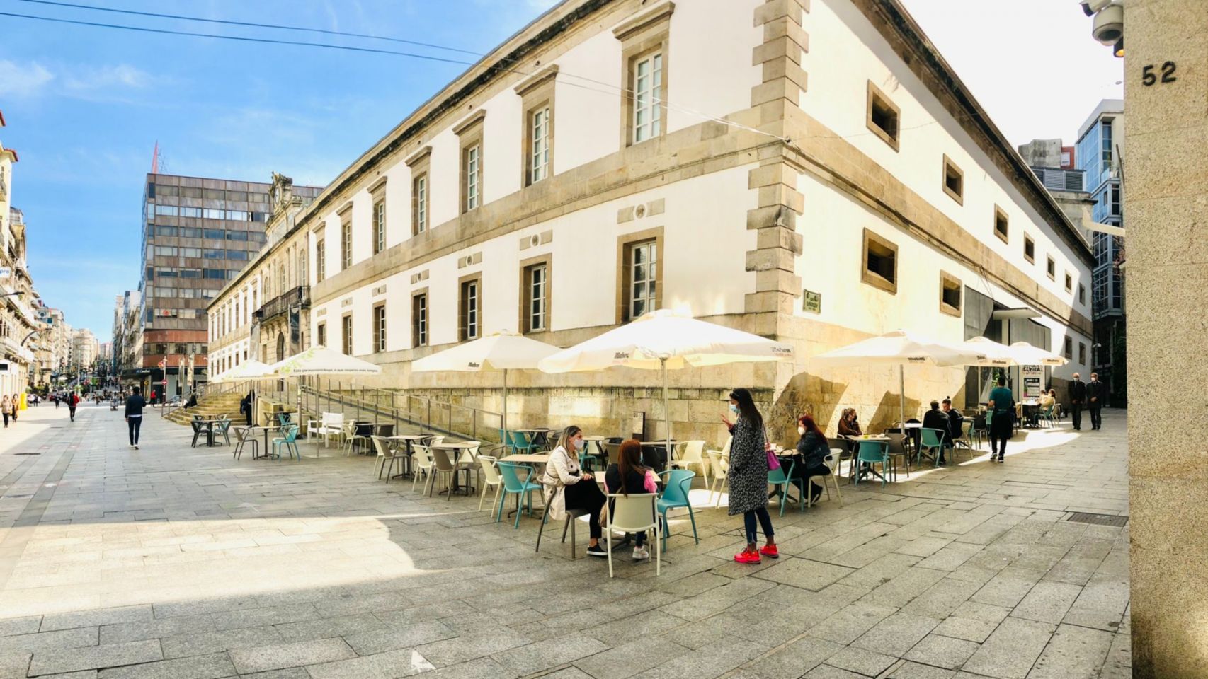 Terraza de la nueva cafetería del Marco en Vigo
