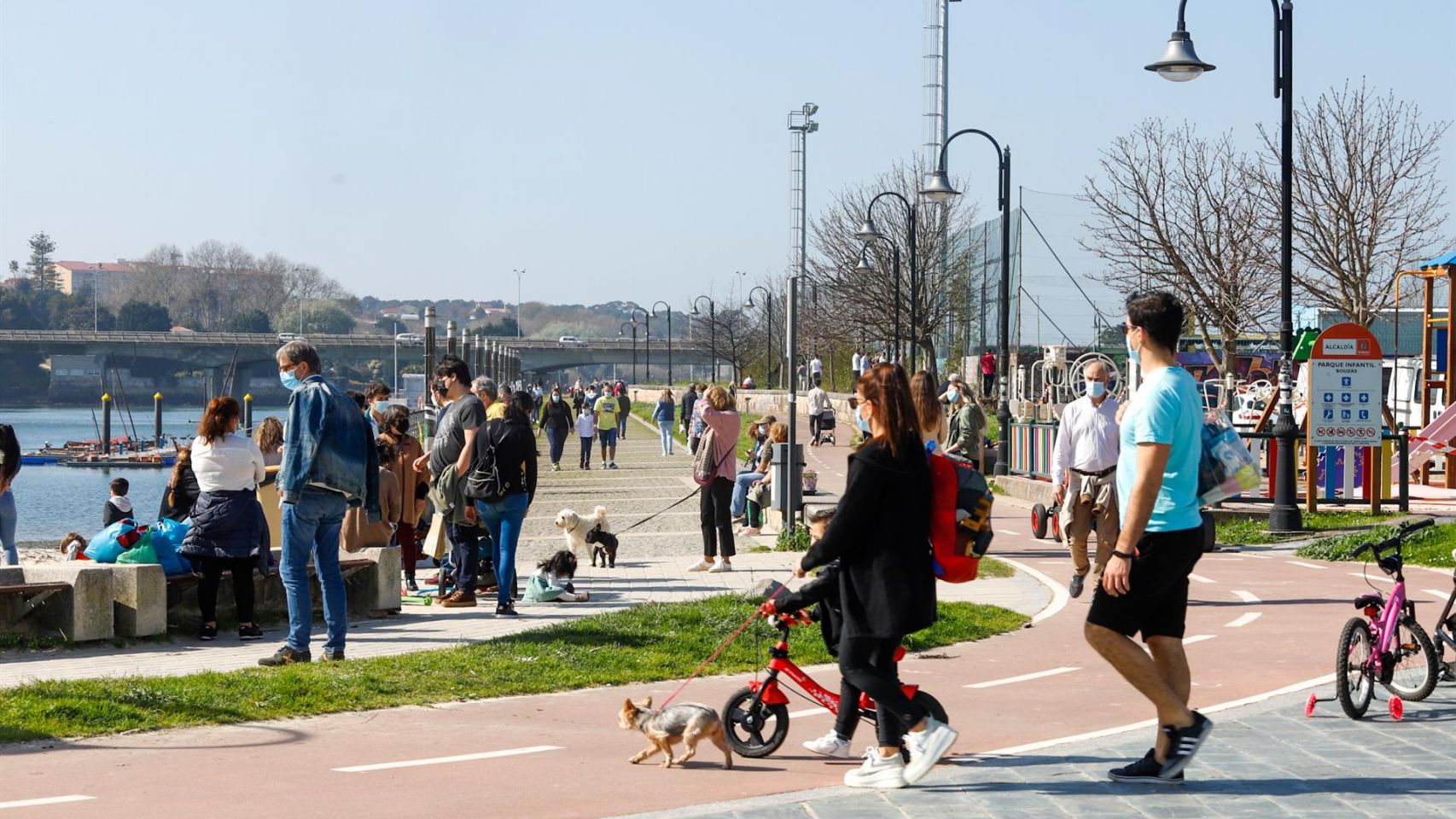 Varias personas pasean en el barrio de Bouzas, en Vigo.