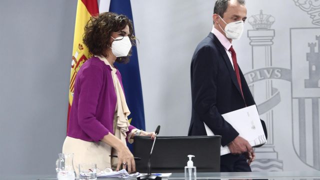 La ministra de Hacienda y portavoz del Gobierno, María Jesús Montero (i), y el ministro de Ciencia e Innovación, Pedro Duque