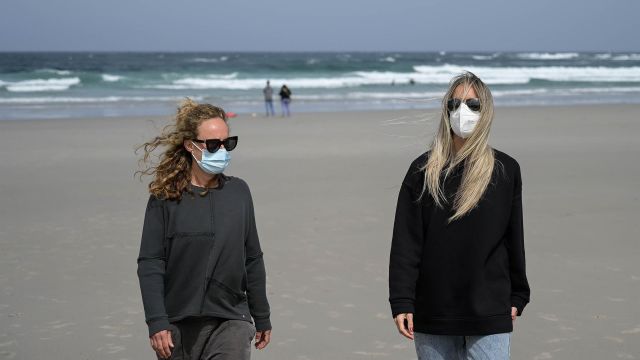Dos mujeres llevan mascarilla en la Playa das Salseiras, a 3 de abril de 2021, en el municipio de A Laracha