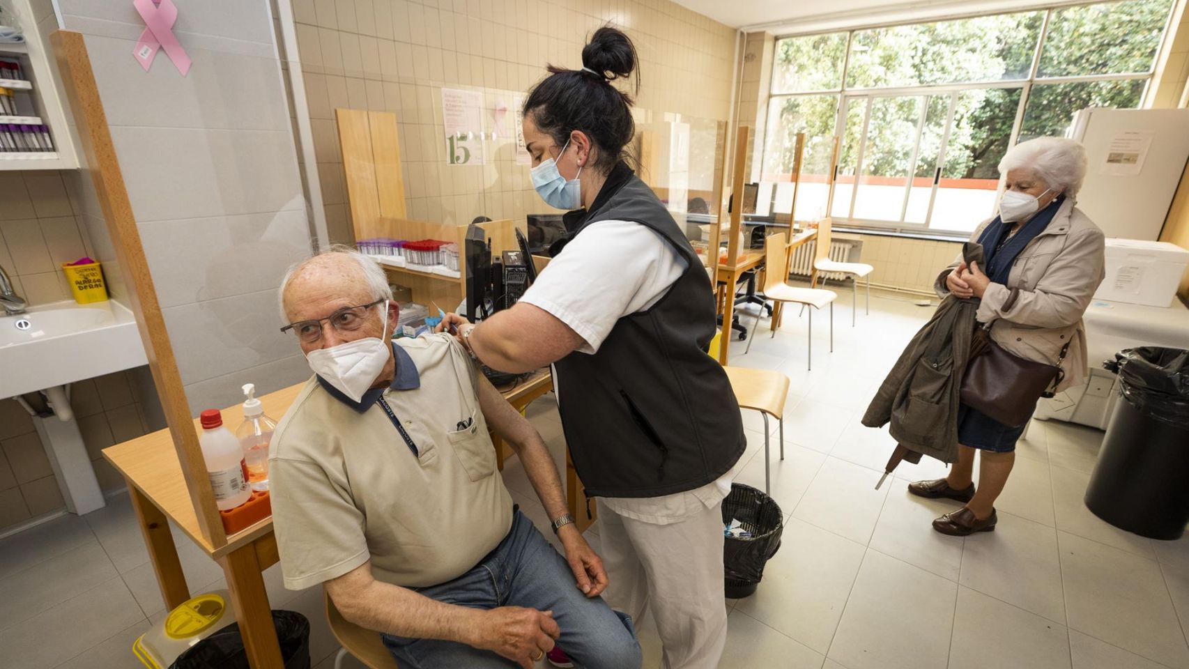 Una sanitaria vacuna a un hombre mayor de 80 años con la dosis de Pfizer en el ambulatorio Virgen Peregrina, en Pontevedra.