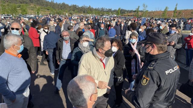 Colas y aglomeraciones en el arranque de la vacunación masiva en Santiago.