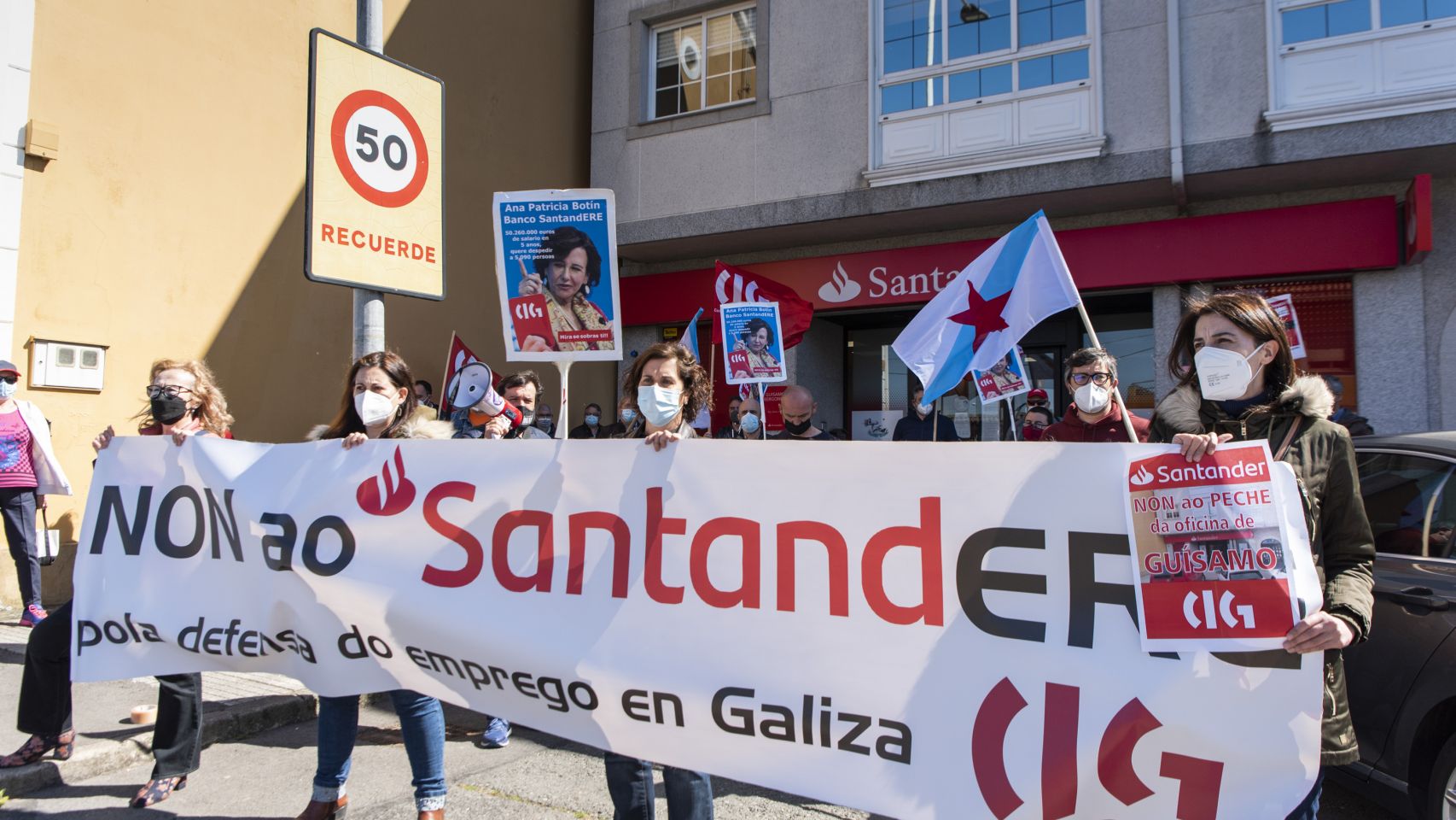 Concentración de los vecinos de Bergondo para reclamar que el Banco Santander no cierre la entidad.