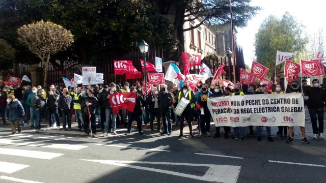 Trabajadores de Naturgy protestan en Santiago de Compostela por el cierre del centro de operaciones de A Coruña.