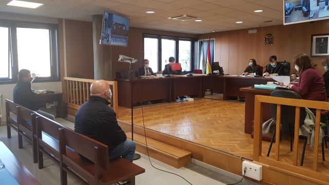 El exalcalde pedáneo de Bembrive (Vigo) Roberto Ballesteros y un constructor, en el transcurso del juicio.
