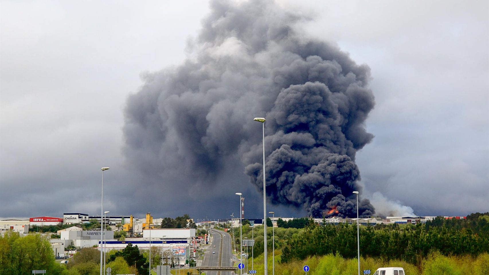 Incendio en varias naves del Poligono Industrial de O Ceao.