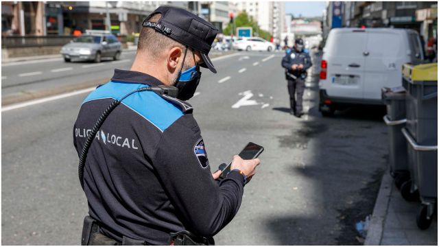 Policía Local vigilando posibles infracciones en A Coruña.