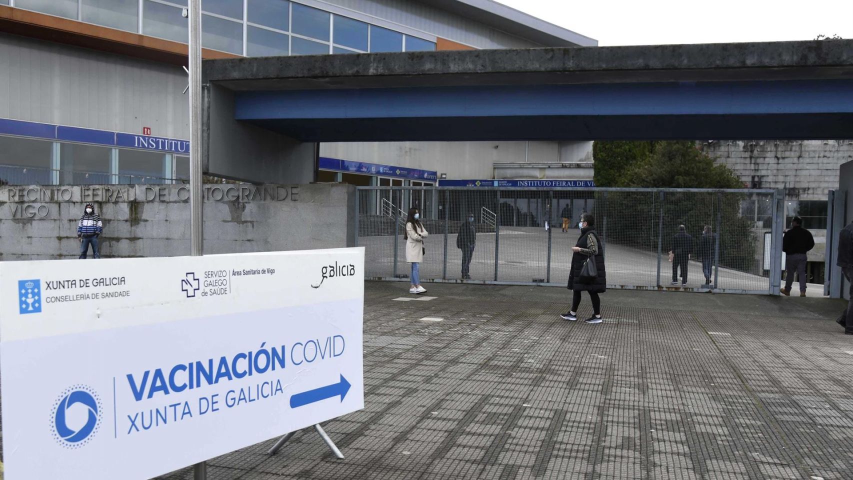 Indicación de Vacinación Covid en el exterior del Instituto Ferial de Vigo.