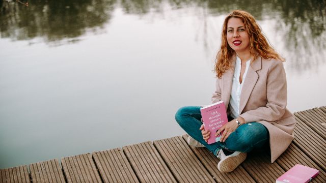 Diana Pardo con su novela, "Abril descubre el verano y los helados de fresa".