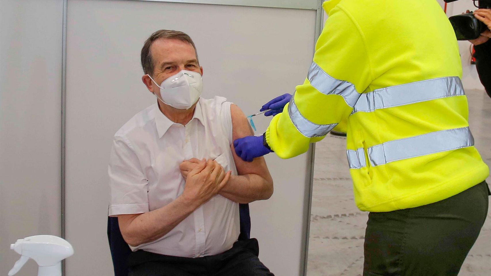 Abel Caballero recibe la vacuna del coronavirus.