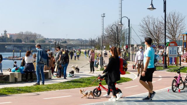 Varias personas pasean en el barrio de Bouzas, en Vigo, Galicia (España), a 28 de febrero de 2021.