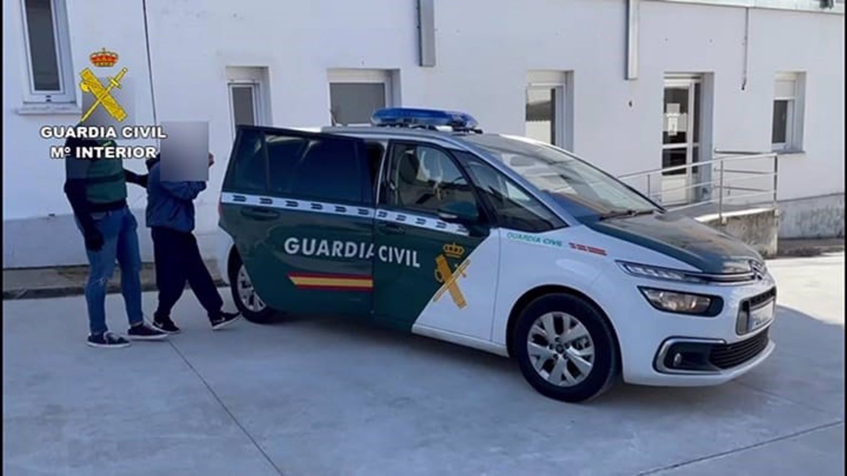 La Guardia Civil detiene a 14 personas en varias localidades coruñesas de un grupo criminal especializado en estafas telemáticas.