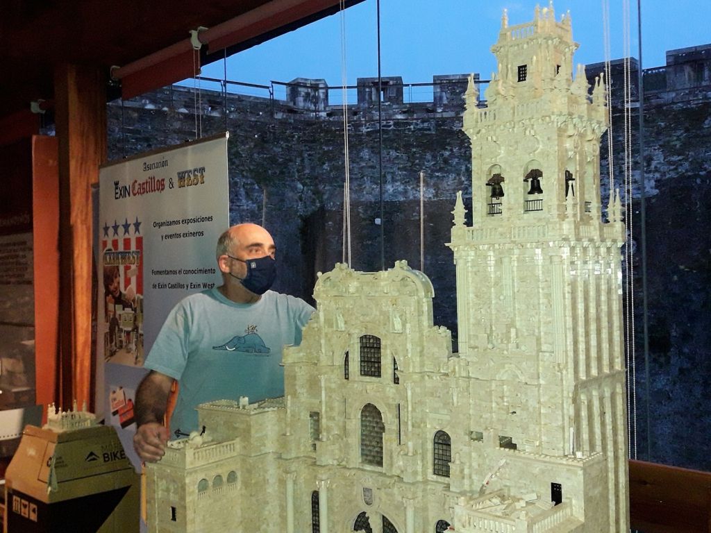 El rey del Exin Castillos: Un gallego crea monumentos con piezas de este  clásico
