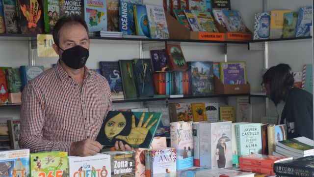 Antonio Martínez, presidente de la Agrupación de Libreros de Ferrolterra. monta la caseta de la Librería Day.