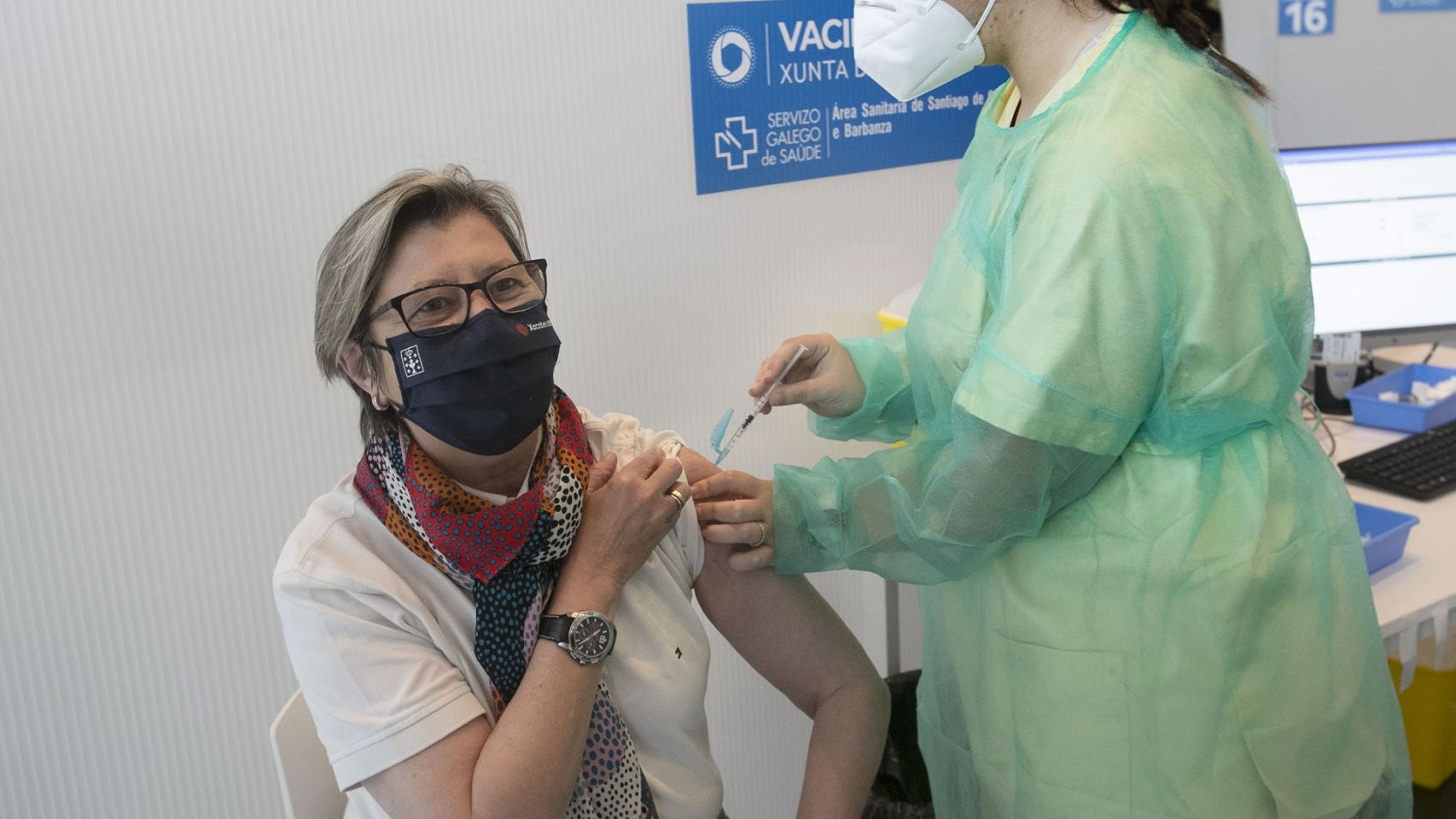 Rosa Quintana recibe la vacuna de AstraZeneca contra el coronavirus.