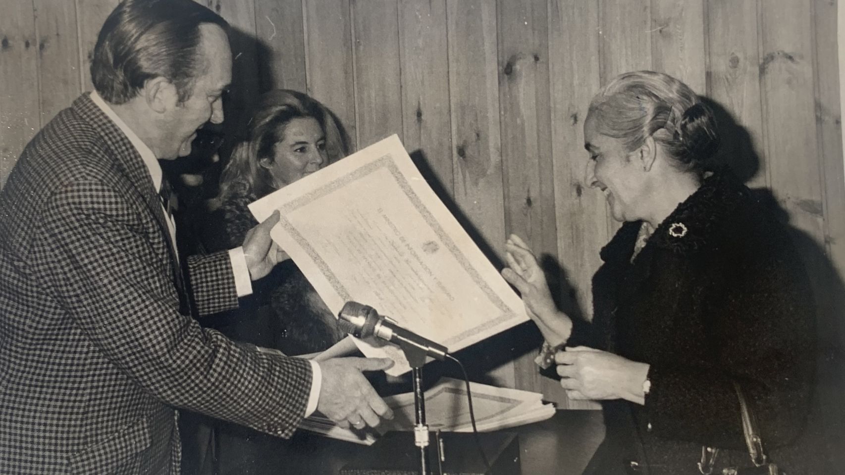 Rafaela recibiendo un Diploma del Ministerio de Información y Turismo. Cortesía de Radio Coruña