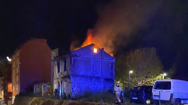 Incendio en una casa abandonada en A Sardiñeira 