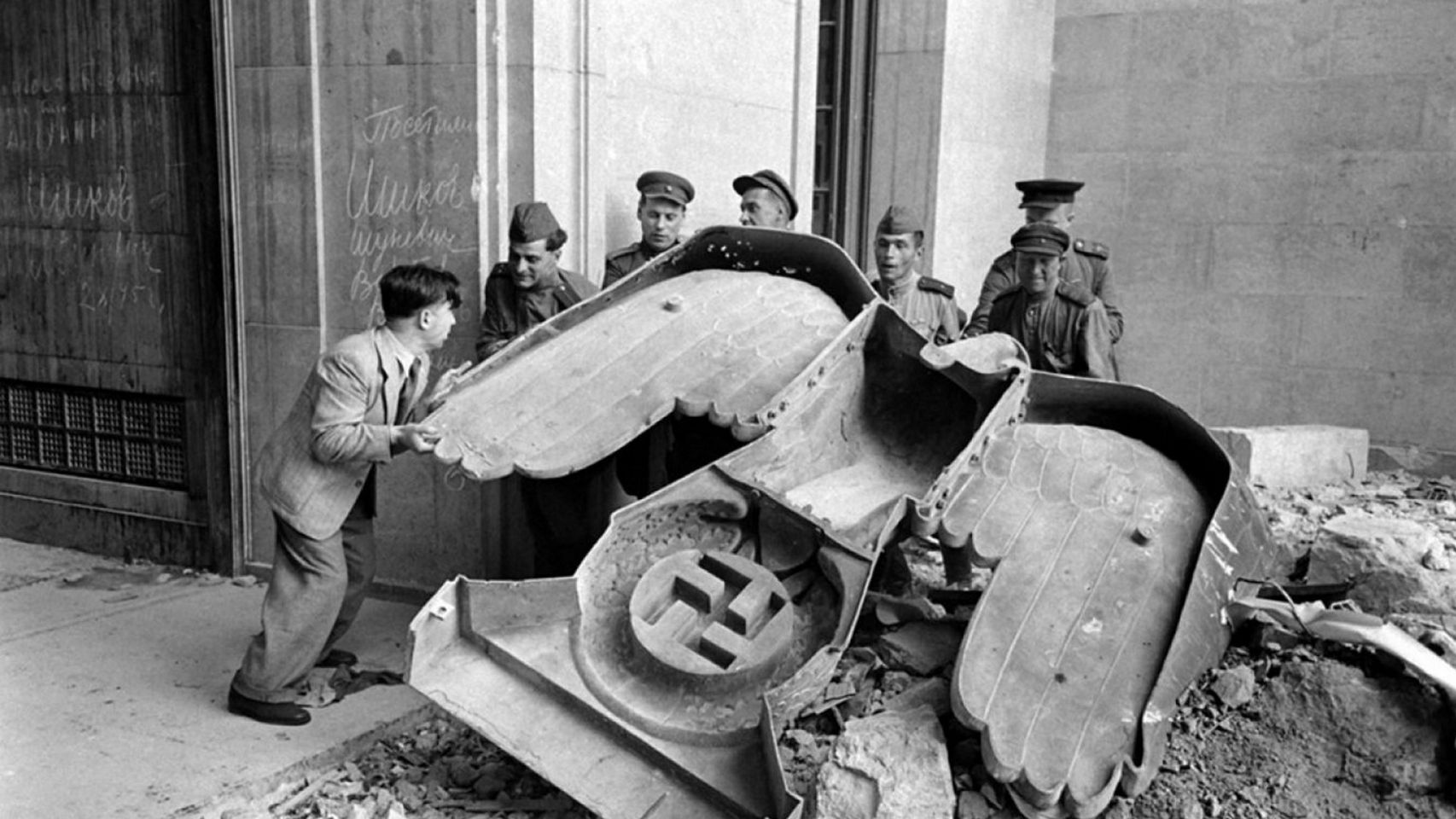 Águila nazi caída de la Cancillería en Berlín