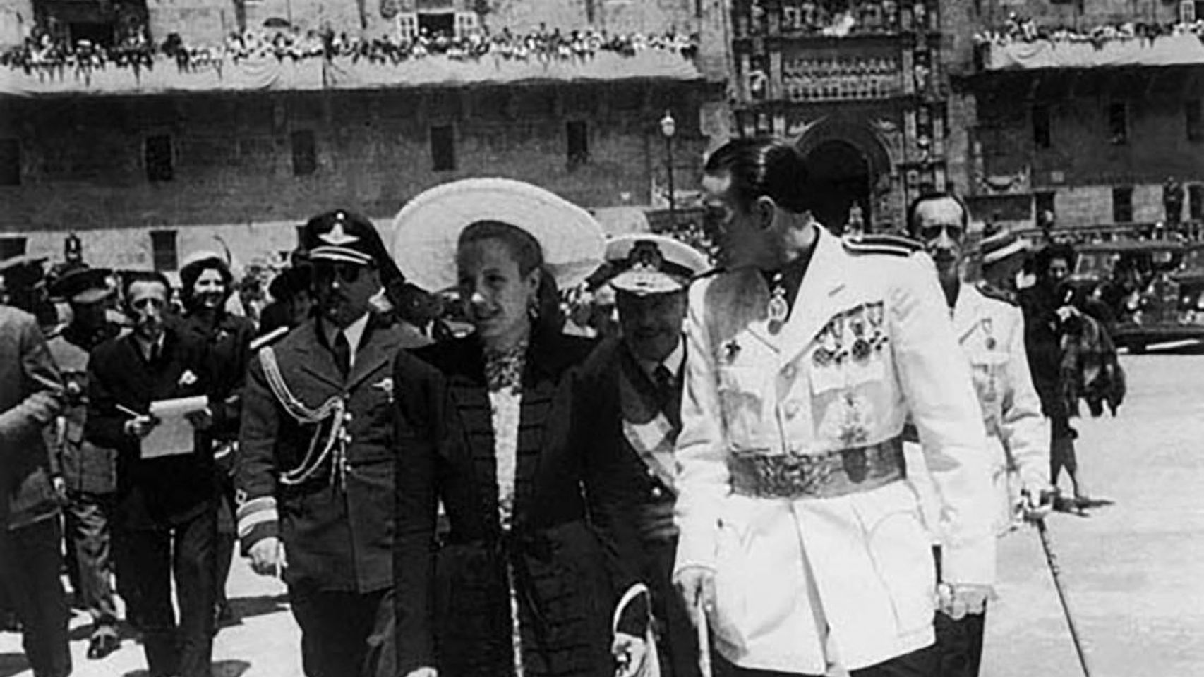 Eva Duarte y Juan Domingo Perón en la Praza do Obradoiro en 1947.