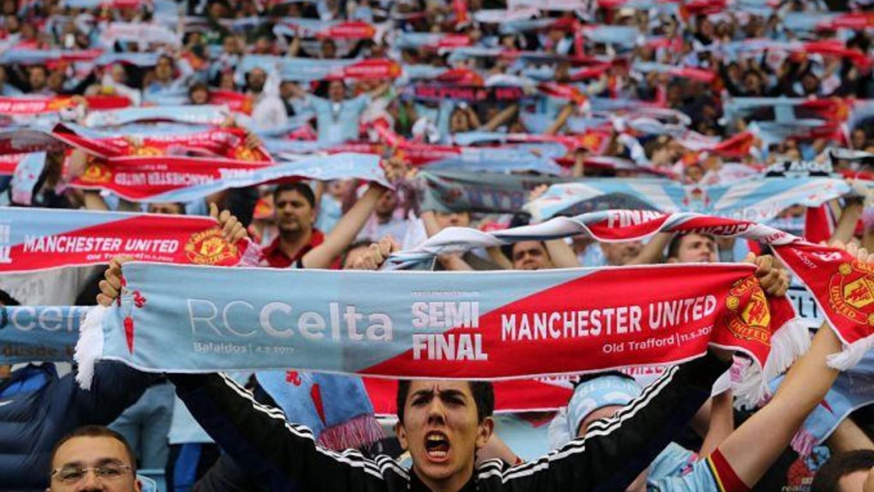 El Celta repartió bufandas conmemorativas antes del partido contra el Manchester United en Balaídos