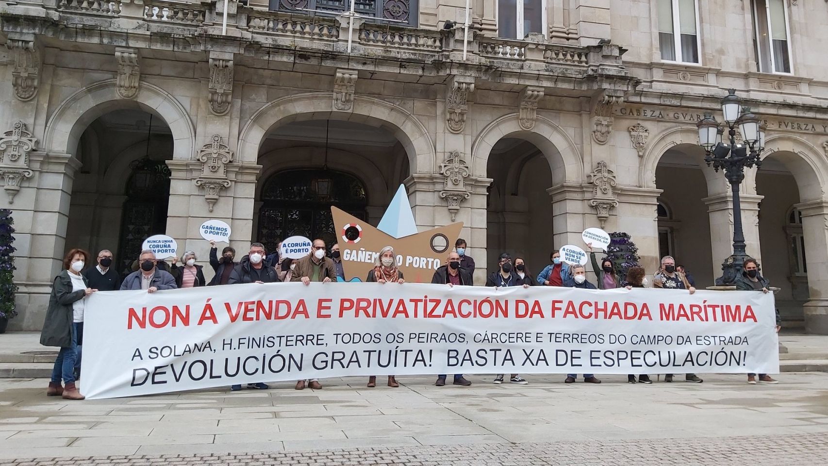 Protesta de Defensa do Común frente a María Pita, este miércoles por la mañana.