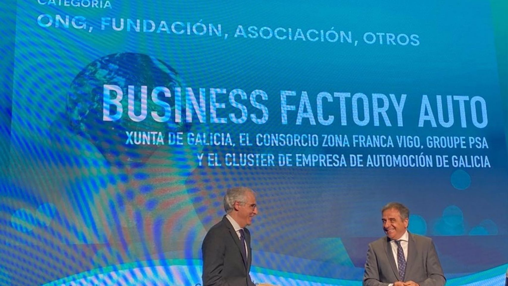 El vicepresidente y conselleiro de Economía, Emprego e Innovación, Francisco Conde, recoge el galardón