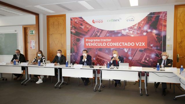 El delegado de Zona Franca, David Regades; el alcalde de Vigo, Abel Caballero; la presidenta de la Diputación, Carmela Silva; el director del CTAG, Luis Moreno; y el director de Cellnex, Albert Cuatrecasas, en una reunión sobre 'Vehículo Conectado V2X'