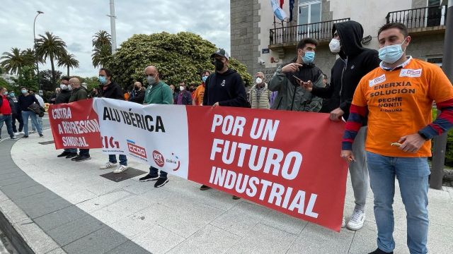 Manifestación de los trabajadores de Alu Ibérica, hoy en A Coruña.