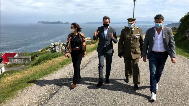 El Delegado del Gobierno, José Miñones, visitó las instalaciones junto al alcalde de Baiona, Carlos Gómez,
Maica Larriba y el coronel Miguel Constantino Cortés.