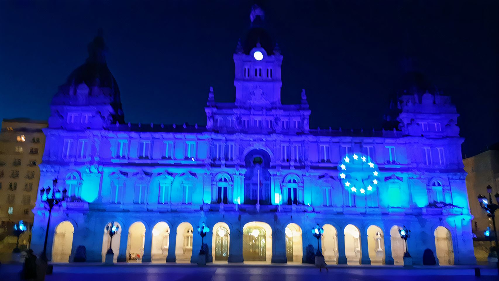 El Concello da Coruña, iluminado en azul para conmemorar el Día de Europa.