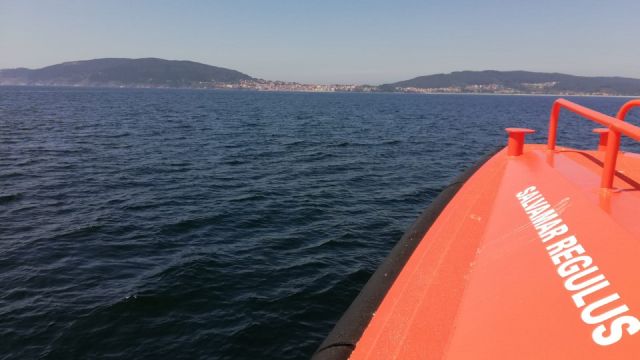 La salvamar 'Regulus' participa en la búsqueda de los tres marineros en Corcubión.
