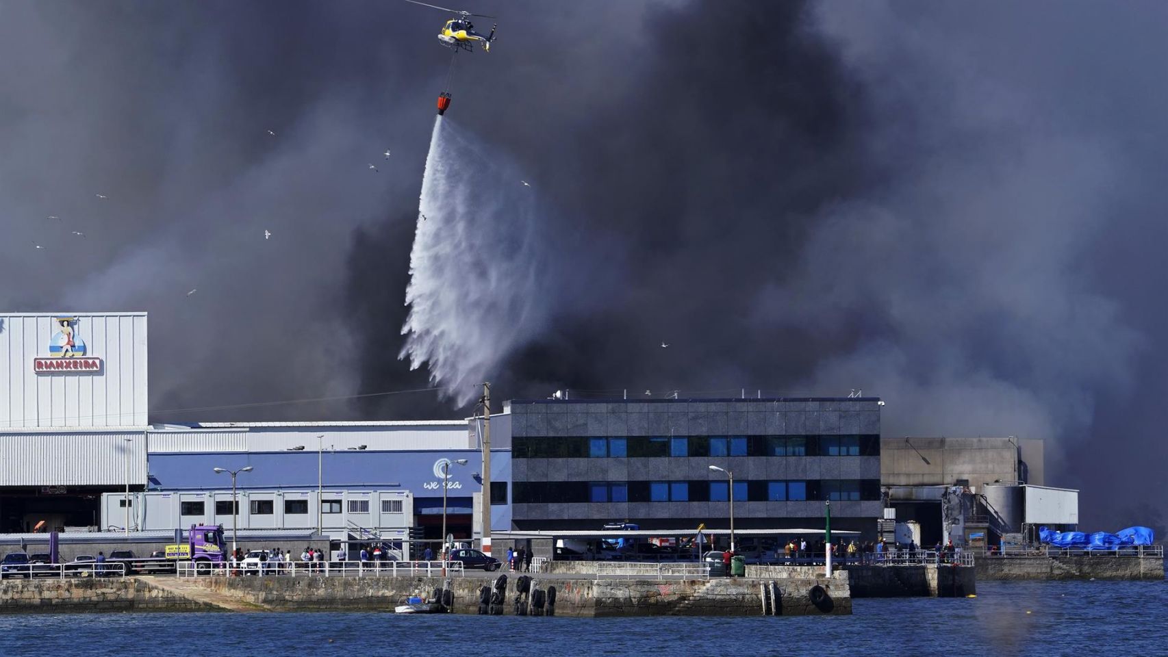 Incendio registrado en la tarde de este sábado en las instalaciones de Jealsa en Boiro (A Coruña).